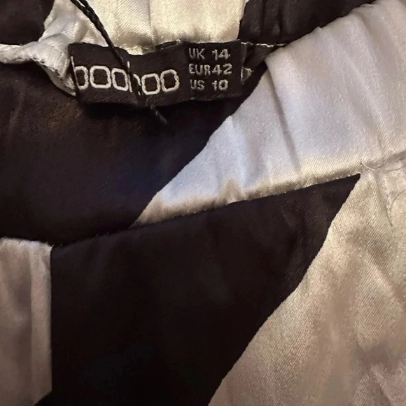 Boohoo Wide Leg White/Black Striped Silky Trousers, size US 10. - Picture 7 of 7